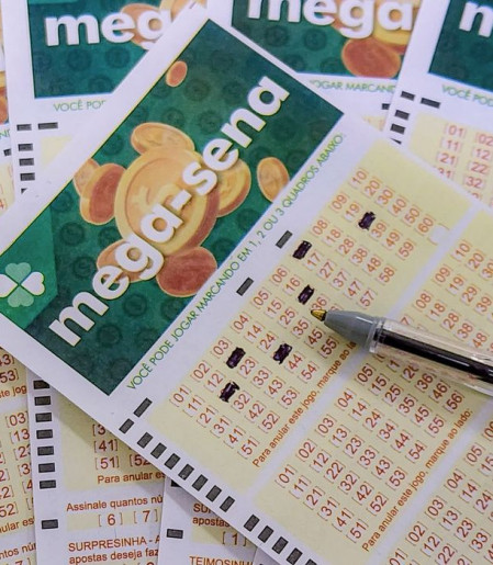 Mega-Sena acumula para R$ 135 milhões; confira as dezenas sorteadas