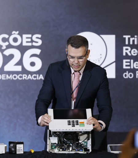 TRE-RJ abre urna para o público e defende segurança do voto eletrônico