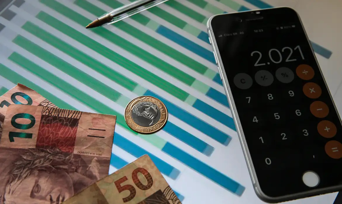 Pela 1ª vez desde março, mercado reduz expectativa para Selic em 2026
