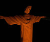 Cristo Redentor iluminado na cor laranja alerta contra o feminicídio