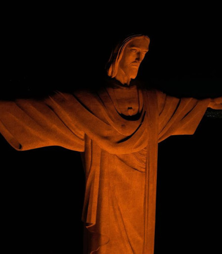Cristo Redentor iluminado na cor laranja alerta contra o feminicídio