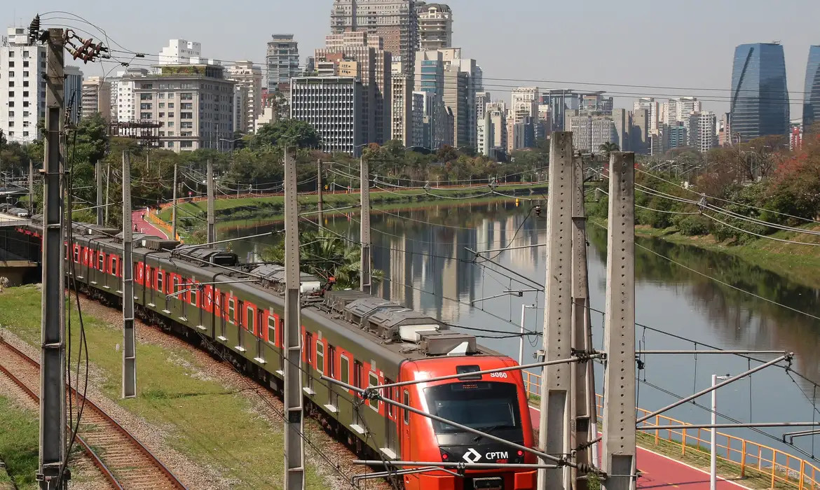 Greve de trens em SP causa congestionamento de mais de 2 mil km 