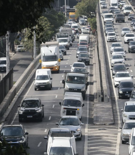 Paralisação de trens causa congestionamento nas ruas de SP