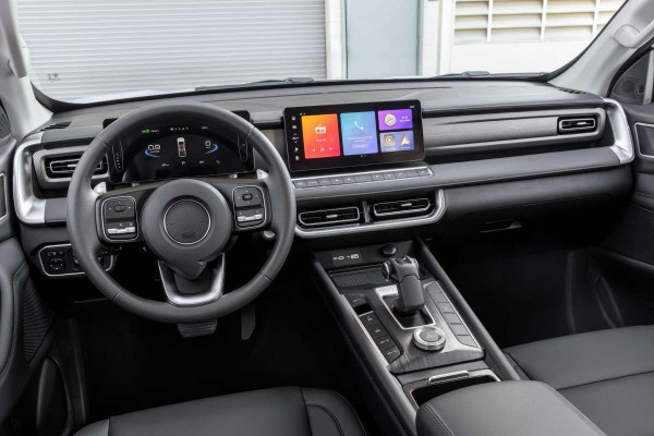 Pro recebe uma tela multimídia de 12,3 polegadas com Apple CarPlay e Android Auto sem fio - Divulgação