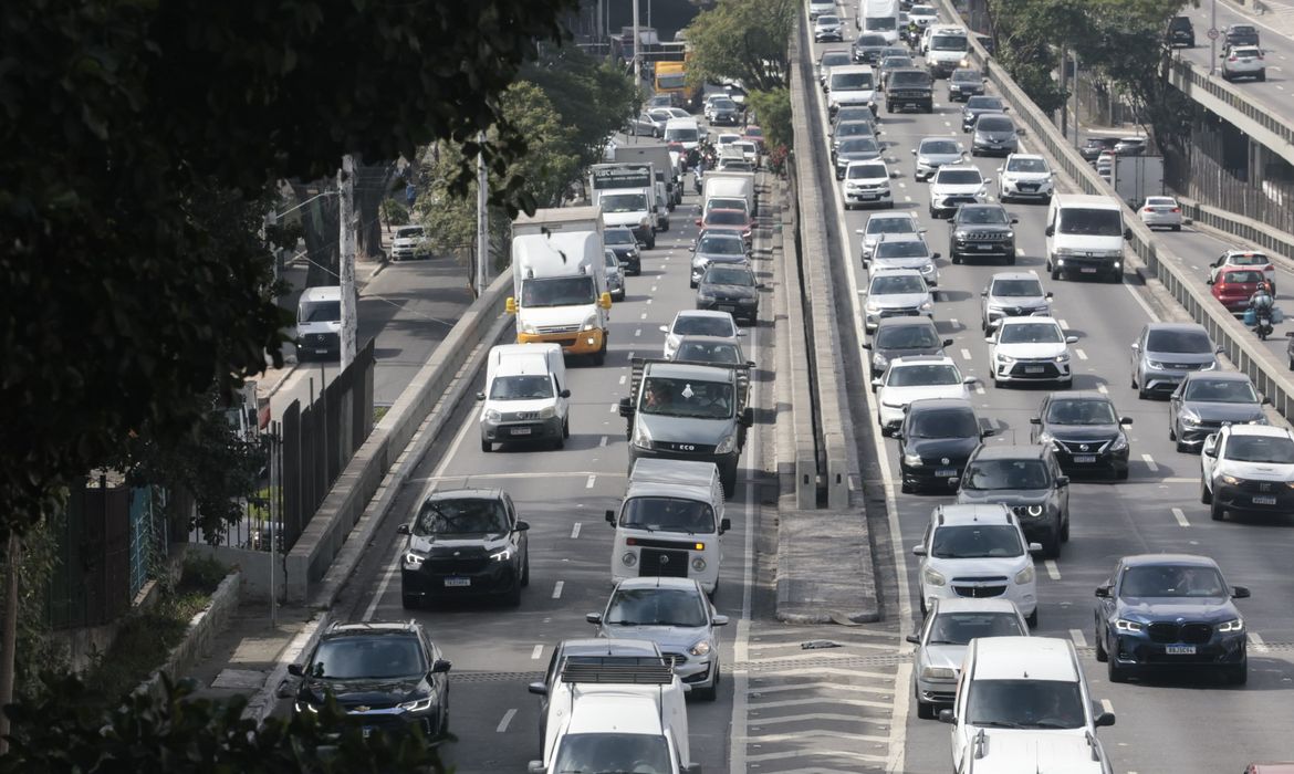 Paralisação de trens causa congestionamento nas ruas de SP
