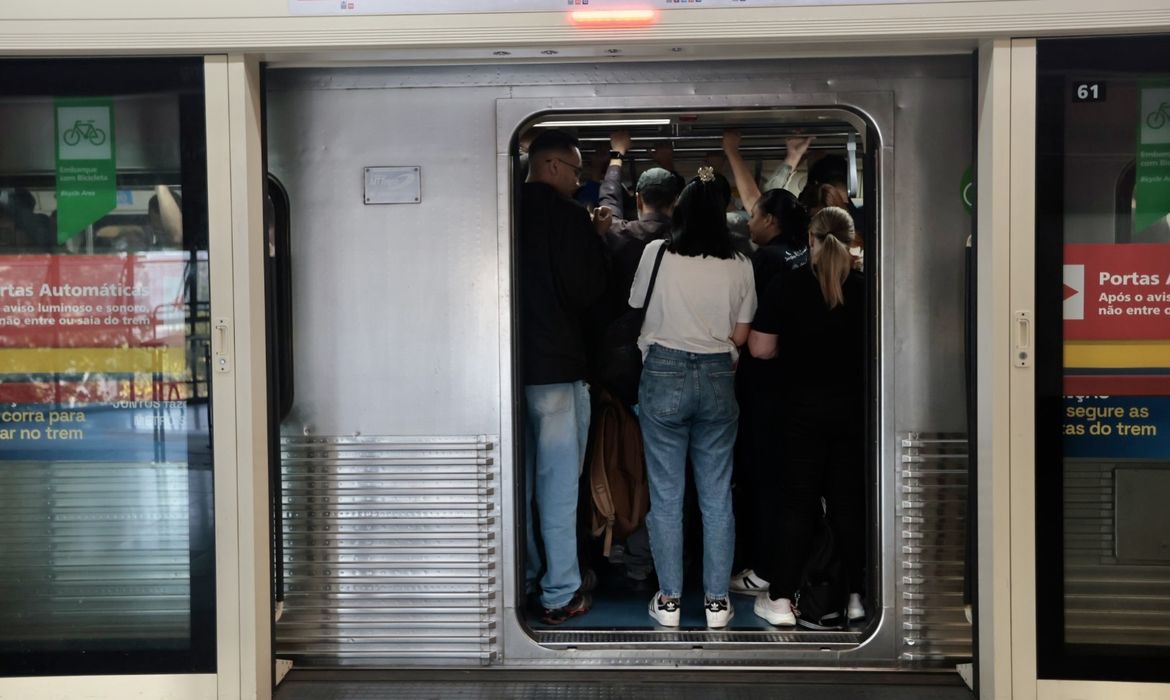 Usuários de trens mudam rotina por causa de greve da CPTM