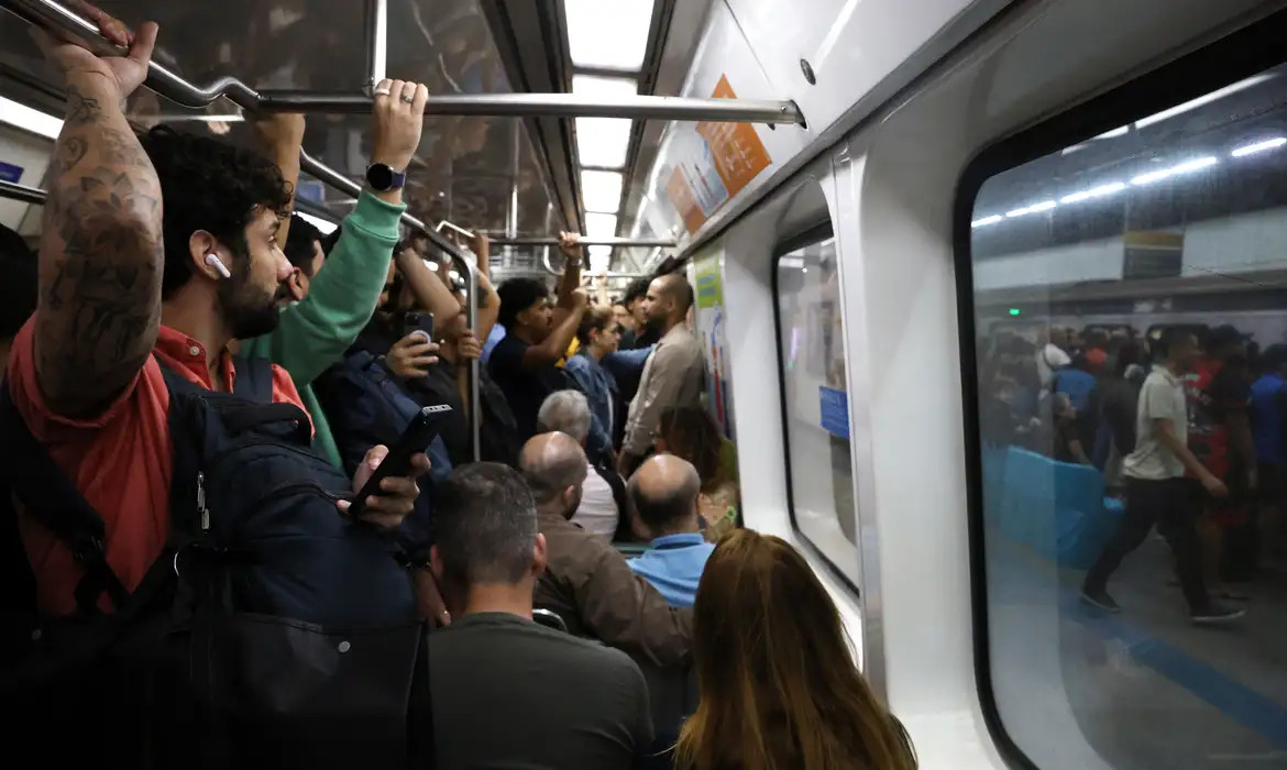 Trens e metrô adiantam horário de pico no Rio com previsão de ventania
