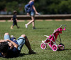 Pais estão menos presentes na criação de filhos, aponta estudo