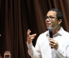 Escritor diz que literatura tem poder de humanizar e levar à reflexão