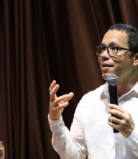 Escritor diz que literatura tem poder de humanizar e levar à reflexão