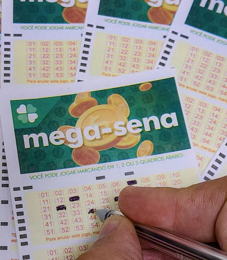 Mega-Sena sorteia prêmio acumulado de R$ 165 milhões neste domingo