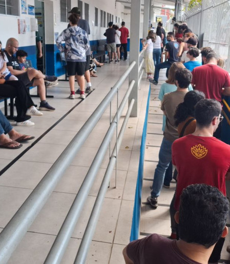 Paulistanos enfrentam filas para tomar vacina contra sarampo 