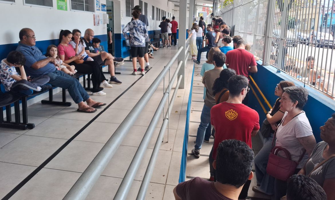 Paulistanos enfrentam filas para tomar vacina contra sarampo 