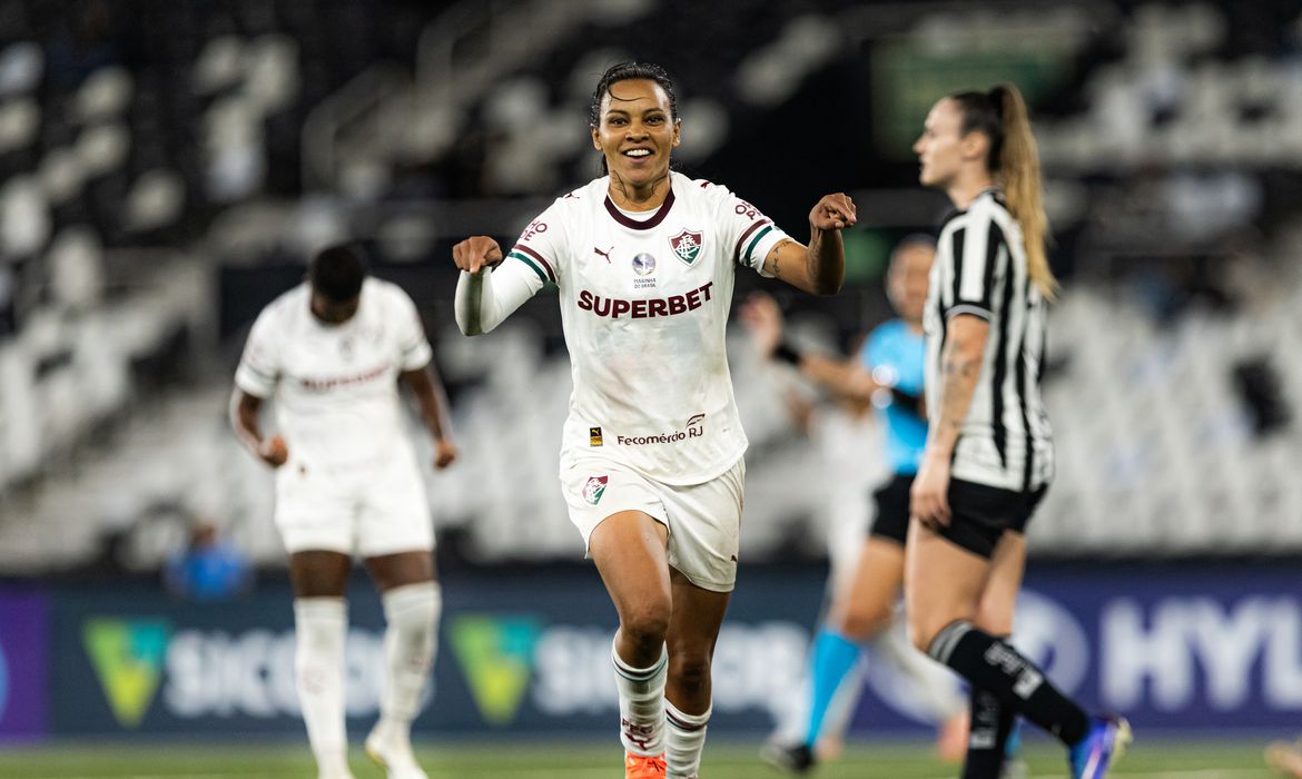 Fluminense domina, vence e complica Botafogo no Brasileirão Feminino