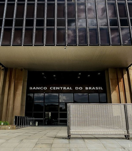 BC aponta desaceleração da inflação, mas mantém alerta sobre riscos