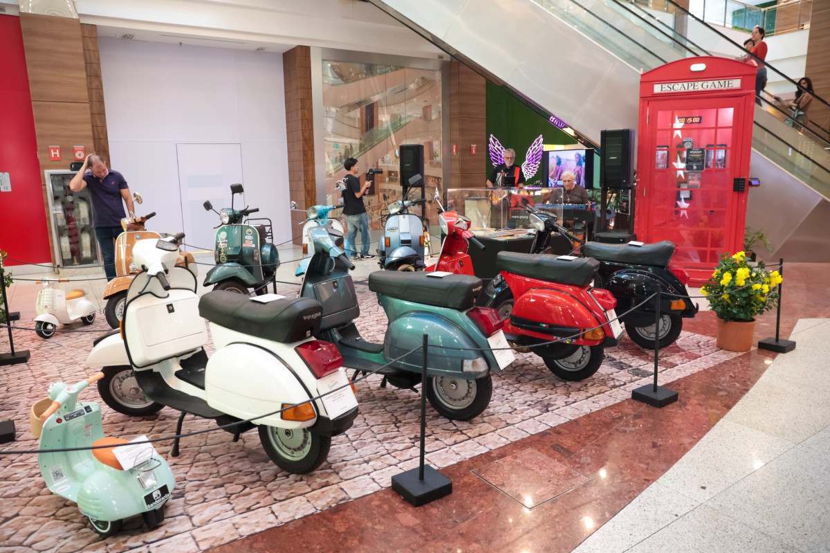 Exposi&ccedil;&atilde;o re&uacute;ne modelos hist&oacute;ricos da Vespa para celebrar os 80 anos da marca italiana