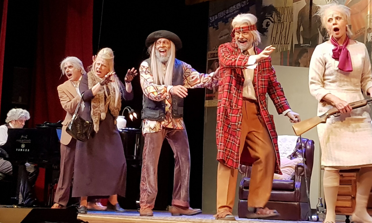 Elenco interpreta versões de si mesmos aos 90 anos em musical que combina humor e clássicos do rock