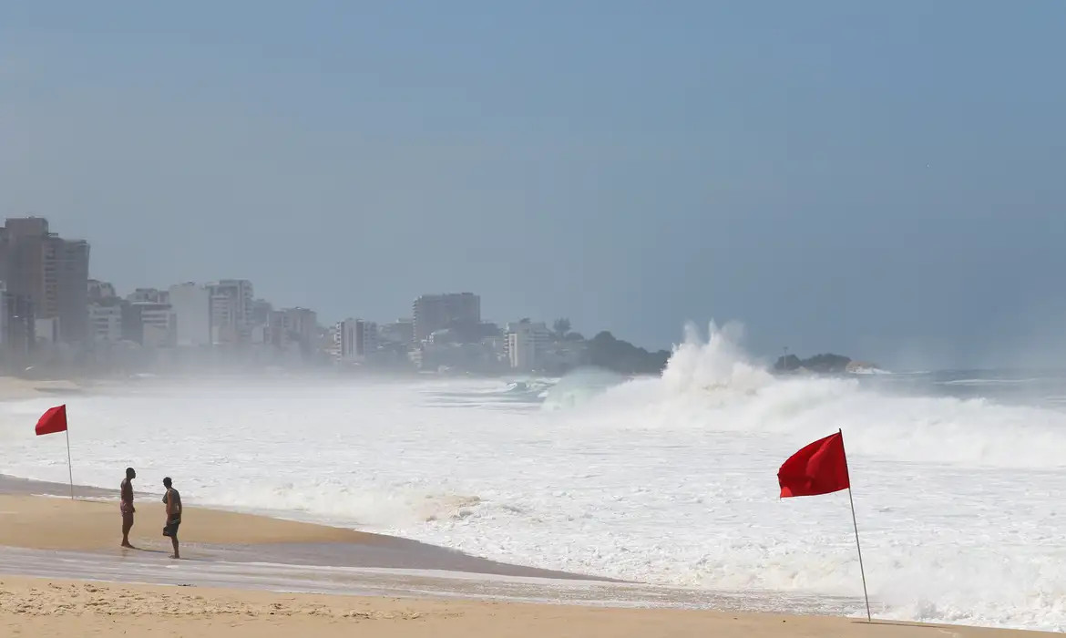 Rio terá dia de temperatura em declínio com chuva e mar de ressaca