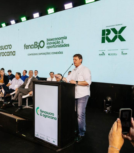 Governador discursa na abertura da feira: negócios na casa dos bilhões
