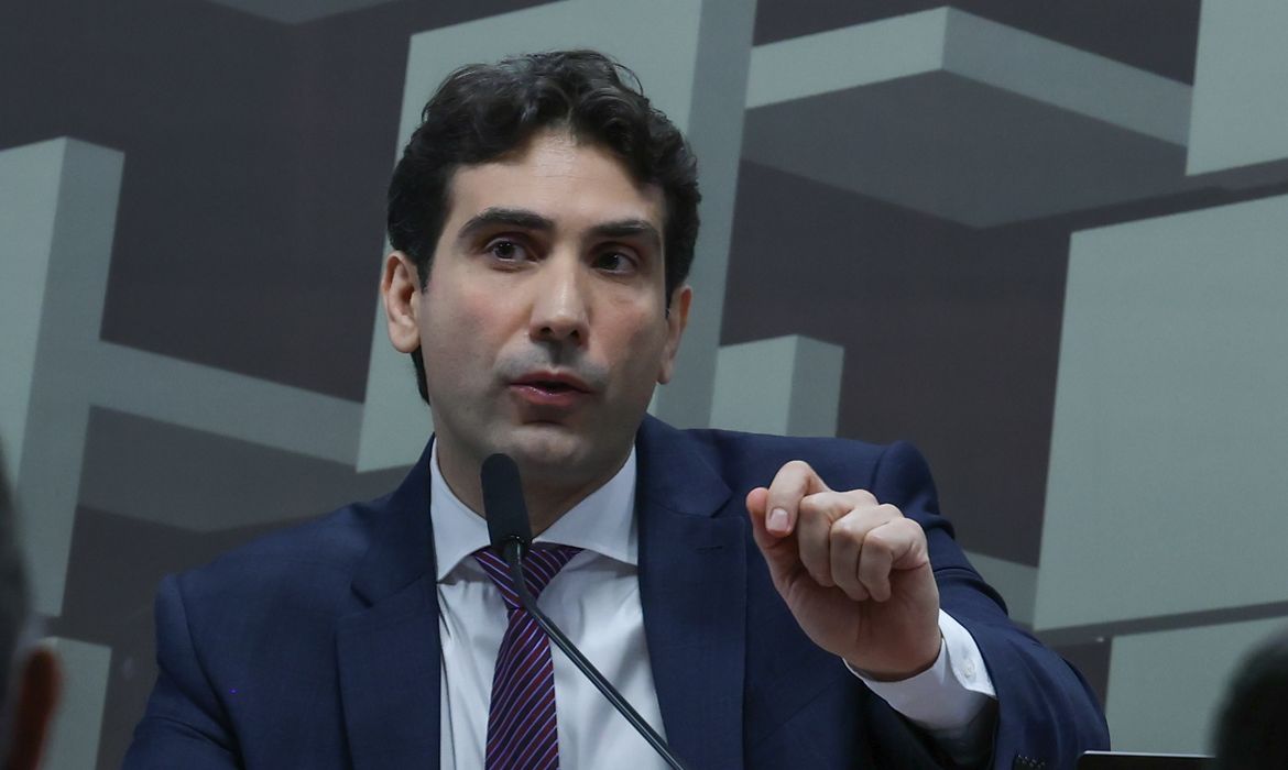 Galípolo critica empresas que pressionam para usar FGC