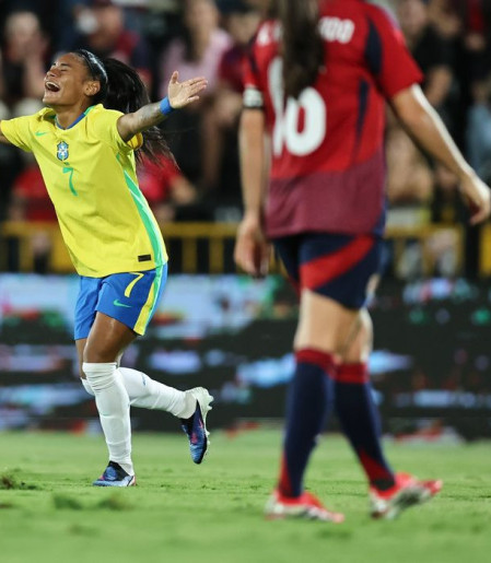 Câmara aprova lei com medidas para promover futebol feminino no país