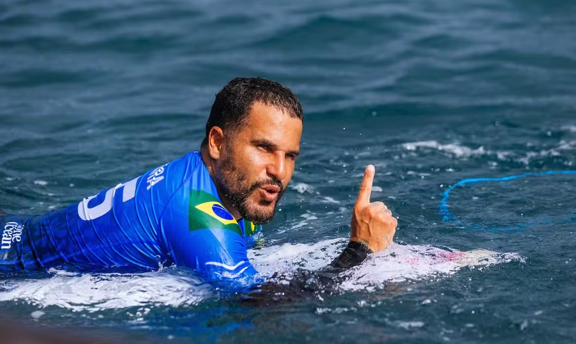 WSL: Ítalo Ferreira domina tubos em Teahupoo e avança às semifinais