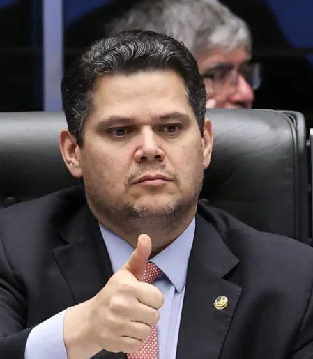 Alcolumbre destrava PEC do fim da 6x1 após conversas com Lula