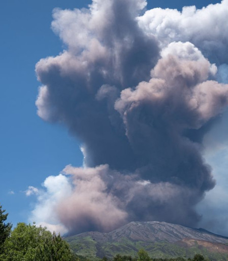 Erupção do Etna prolonga fechamento de aeroporto na Sicília