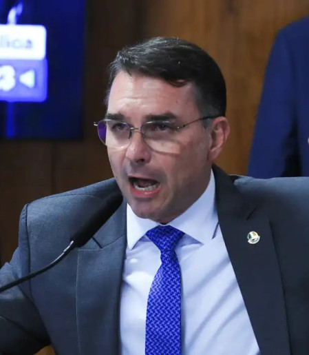 Missão pede investigação sobre filiação falsa de Flávio ao partido