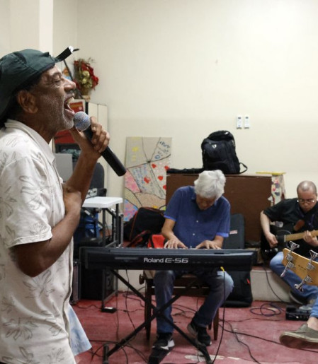 Com 25 anos, grupo musical de pacientes psiquiátricos lança novo álbum