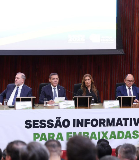 Presidente do TSE defende urna eletrônica em reunião com embaixadores