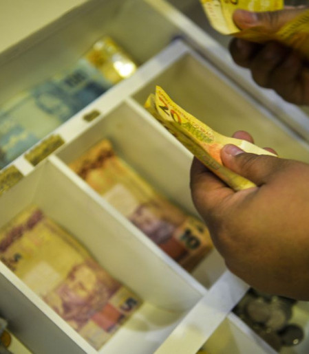 Trabalhadores nascidos em novembro e dezembro recebem abono salarial