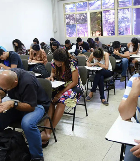 Encceja é no próximo domingo; saiba como consultar locais de provas 