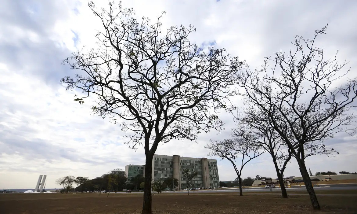 Grande parte do país tem temperaturas elevadas nesta terça-feira