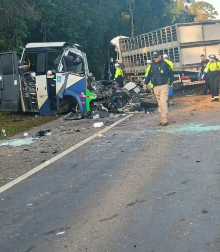 Corpos das vítimas de acidente no Paraná são retirados da pista