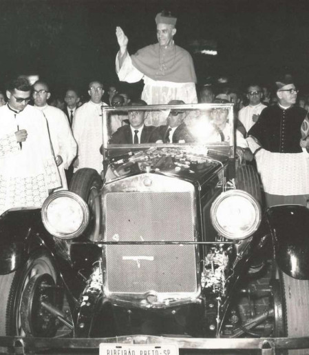 FELÍCIO DE DEUS - Nascido César da Cunha Vasconcellos, Dom Frei Felício foi nomeado pelo Papa Paulo VI arcebispo de Ribeirão Preto, em 25 de março de 1965, tomando posse em 19 de junho do mesmo ano. Combateu a ditadura militar e teve participação fundamental na defesa da Madre Maurina, torturada pelo regime. Criou dezesseis paróquias na arquidiocese. Na imagem, desfila em carro aberto pela região central, no dia de sua posse.