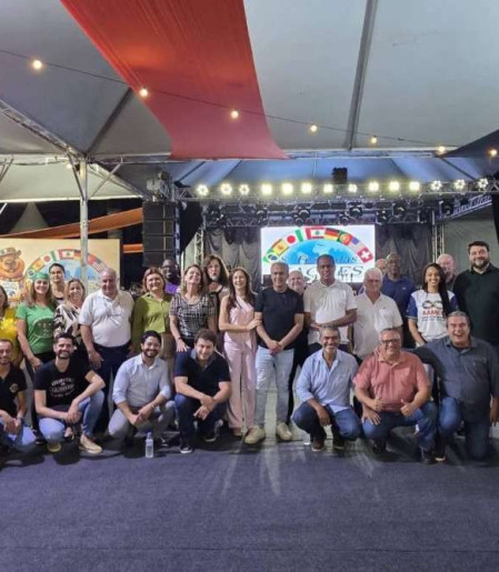 Prefeito Itamar Bueno com secretários e vereadores de Cravinhos