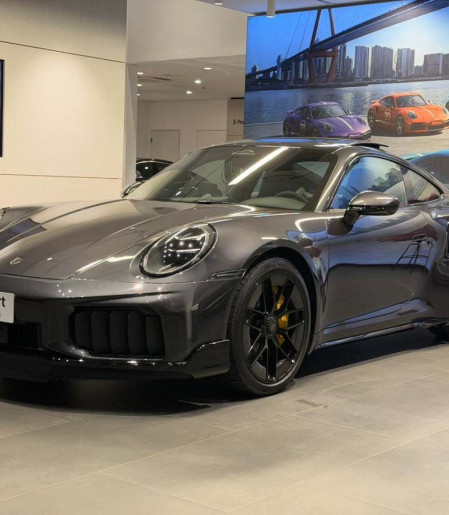 Porsche 911 Turbo S o híbrido é atração em loja da cidade
