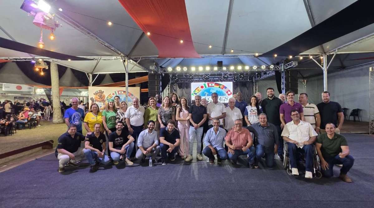 Prefeito Itamar Bueno com secretários e vereadores de Cravinhos