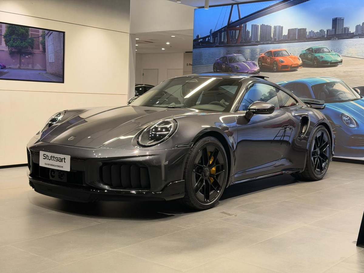 Porsche 911 Turbo S o híbrido é atração em loja da cidade