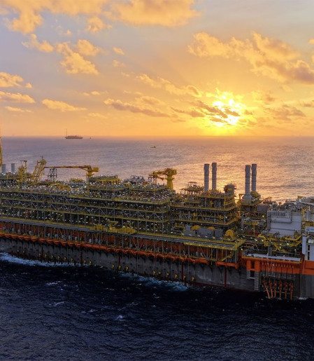 Navio-plataforma da Petrobras atinge produção máxima no pré-sal