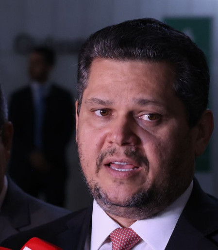 Alcolumbre envia PEC do fim da escala 6x1 para CCJ do Senado 