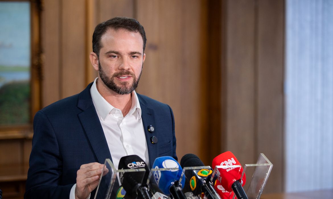 Salário mínimo deverá subir para R$ 1.741 em 2027, diz Durigan