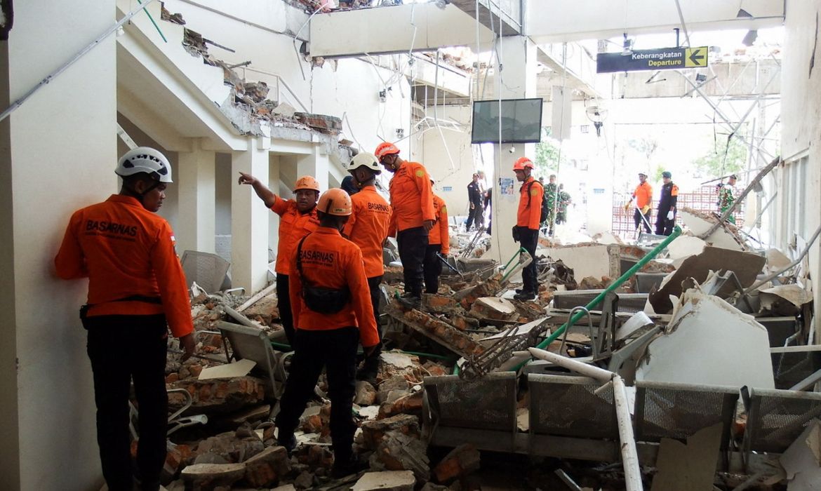 Indonésia: número de mortos no terremoto chega a 100 mil
