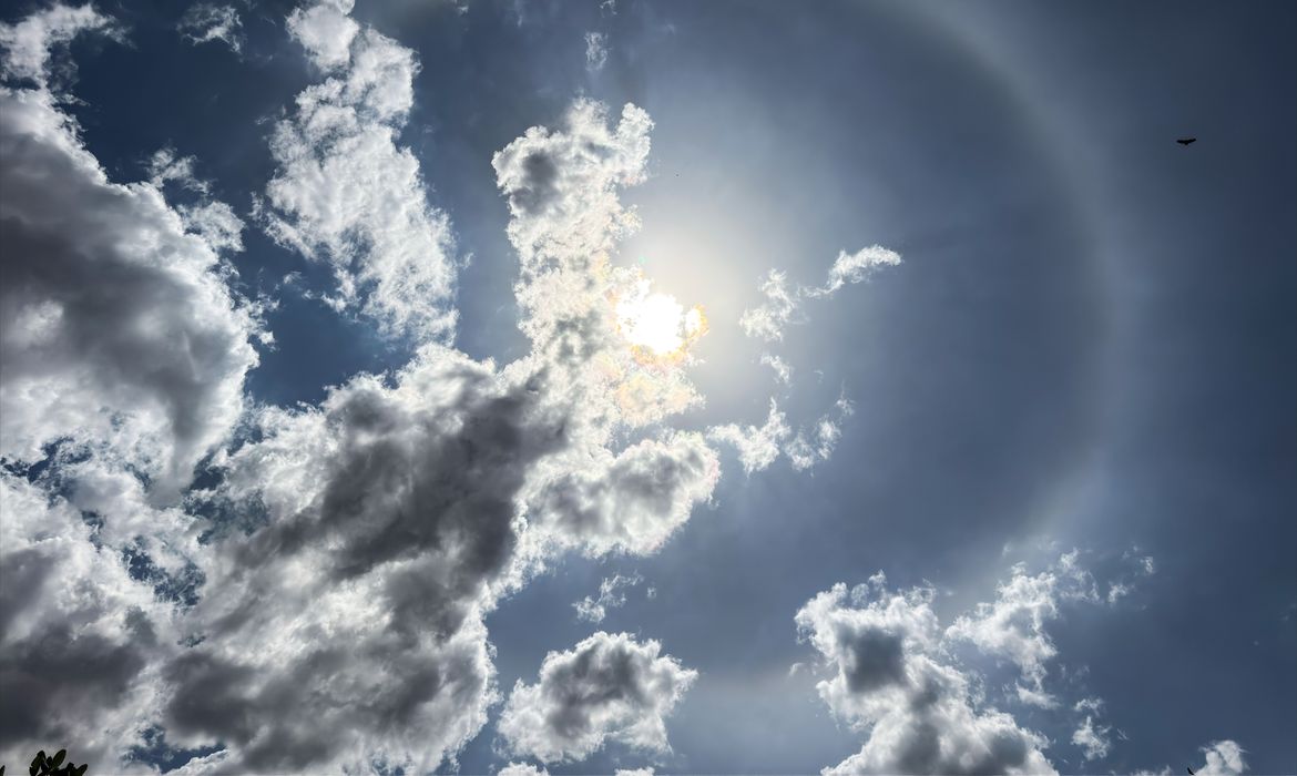 Beleza nos céus, halo solar não é sinal de chuva, diz especialista