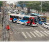 Criminosos usam ônibus em barricadas contra operação policial no Rio