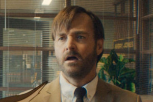 Will Forte interpreta Kevin Avery, o advogado de Wile E. Coyote