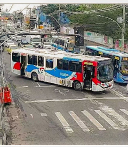 Criminosos usam ônibus em barricadas contra operação policial no Rio