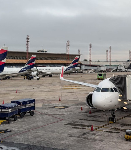 Anvisa atualiza regras de segurança sanitária para aviões e aeroportos