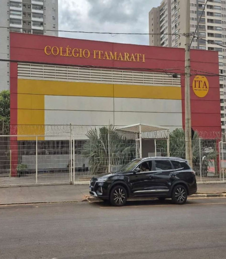 Fachada da entrada do Colégio Itamarati dos alunos do fundamental 2